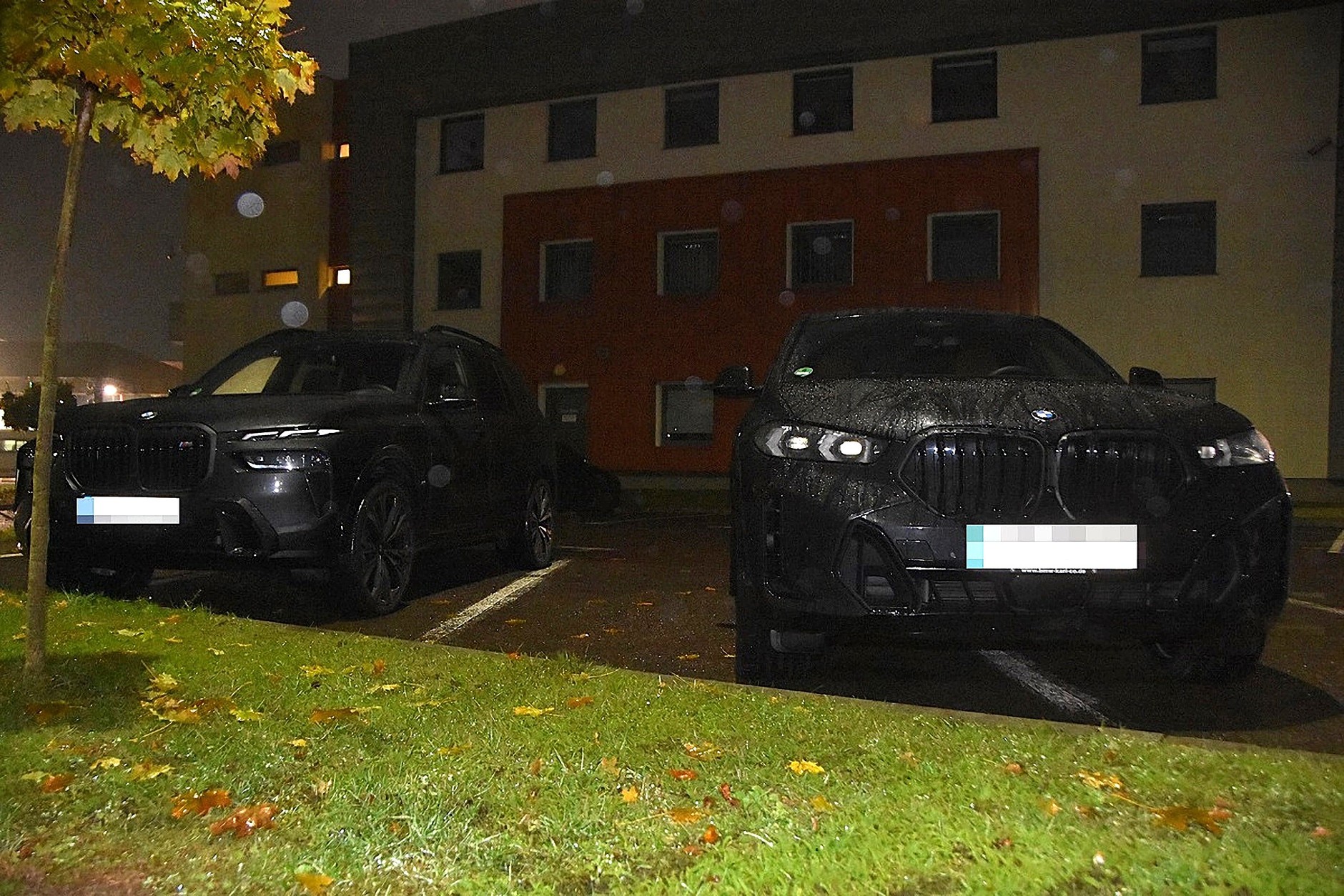 BMW X7 i BMW X6 odzyskane przez funkcjonariuszy SG