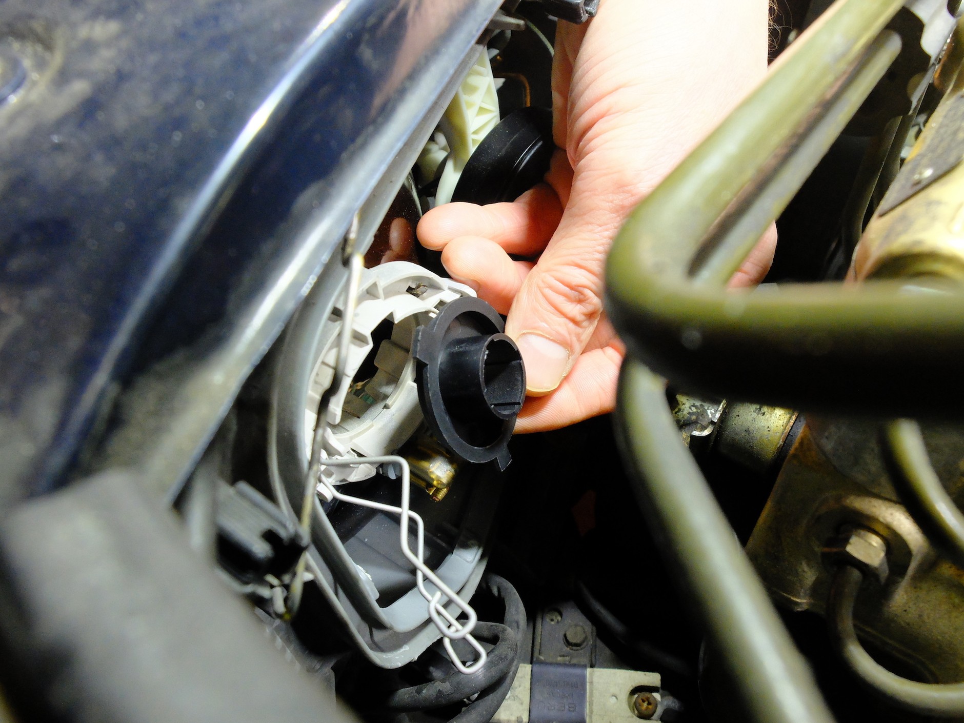 W miejscu na żarówkę halogenową w reflektorze montujemy pierścień należący do zestawu retrofitów – pasuje on do oprawki żarówki „jakby stąd był”. Zapinamy go sprężynkami.