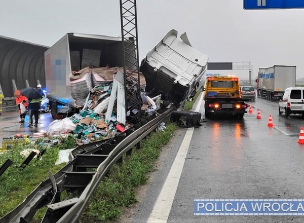 Zderzenie dwóch ciężarówek na autostradzie A4. Duże zniszczenia, ale nikt nie ucierpiał