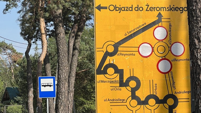 Tablica objazdowa (ul. Matejki, Otwock; województwo mazowieckie; wrzesień 2024 r.)