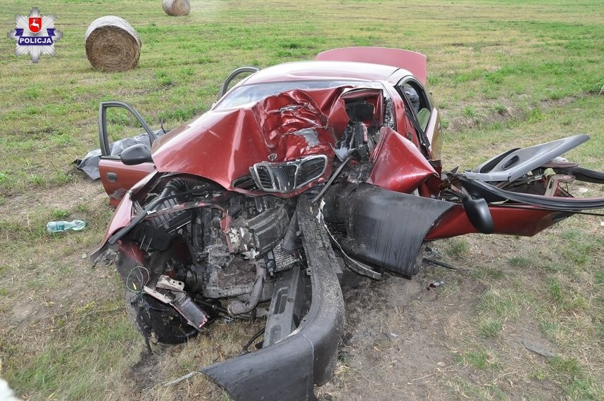 Daewoo zmiażdżone po uderzeniu w drzewo