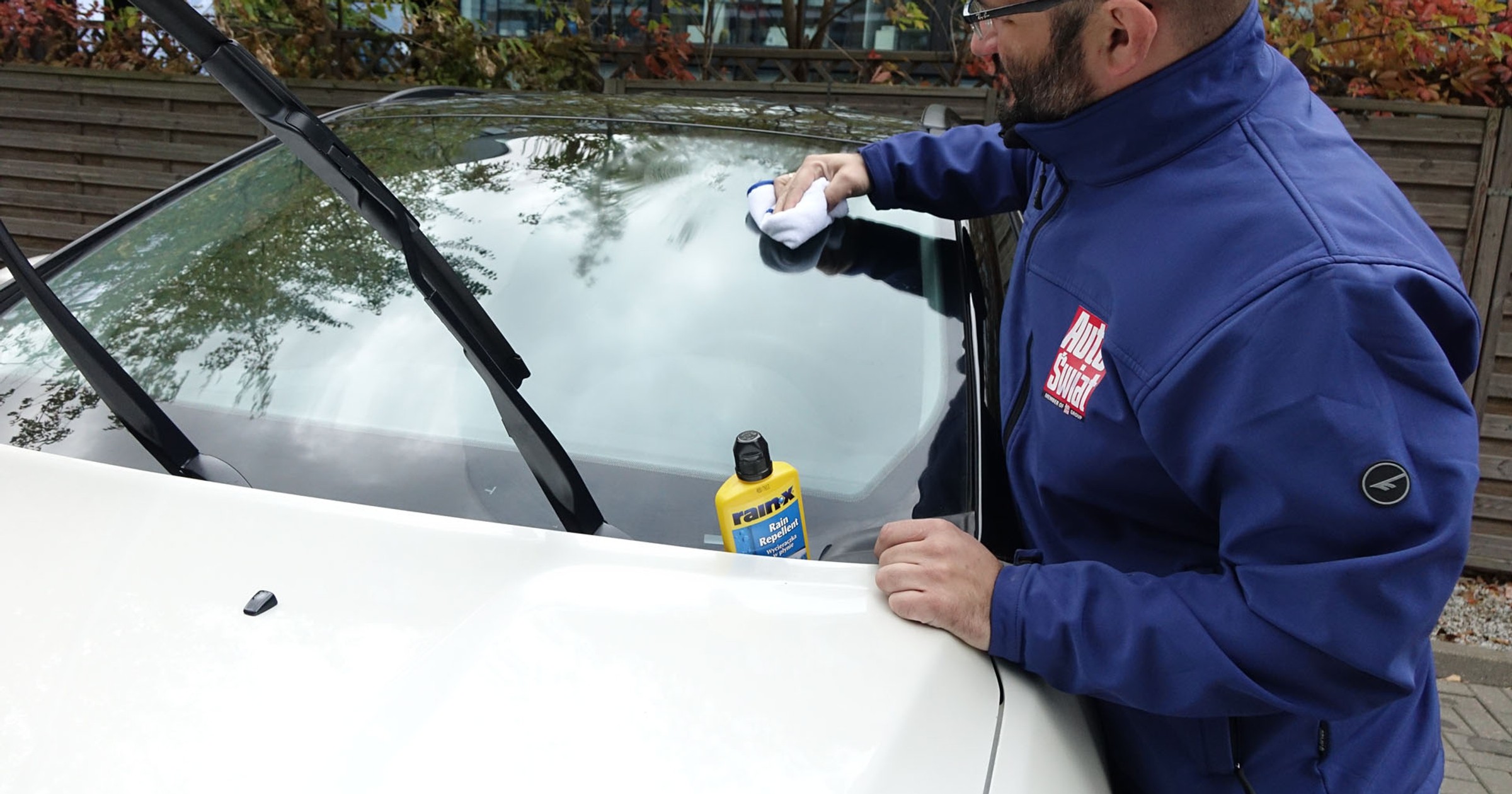 Podnoszenie wycieraczek w zimie ma tyle samo zwolenników, co przeciwników