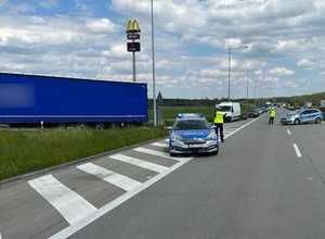 Pożar naczepy ciężarówki na A4. Na drogę wydostał się tlenek cynku
