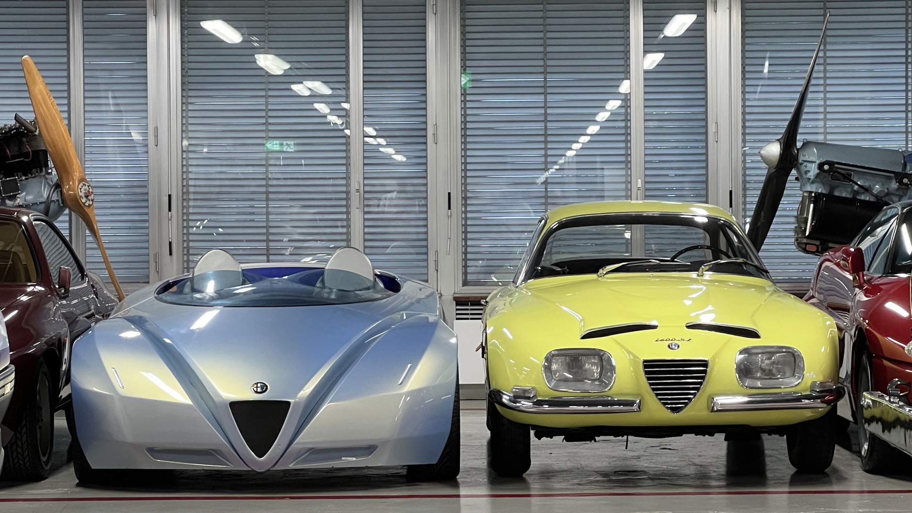 Alfa Romeo: tajemniczy spider i 2600 SZ (po prawej)