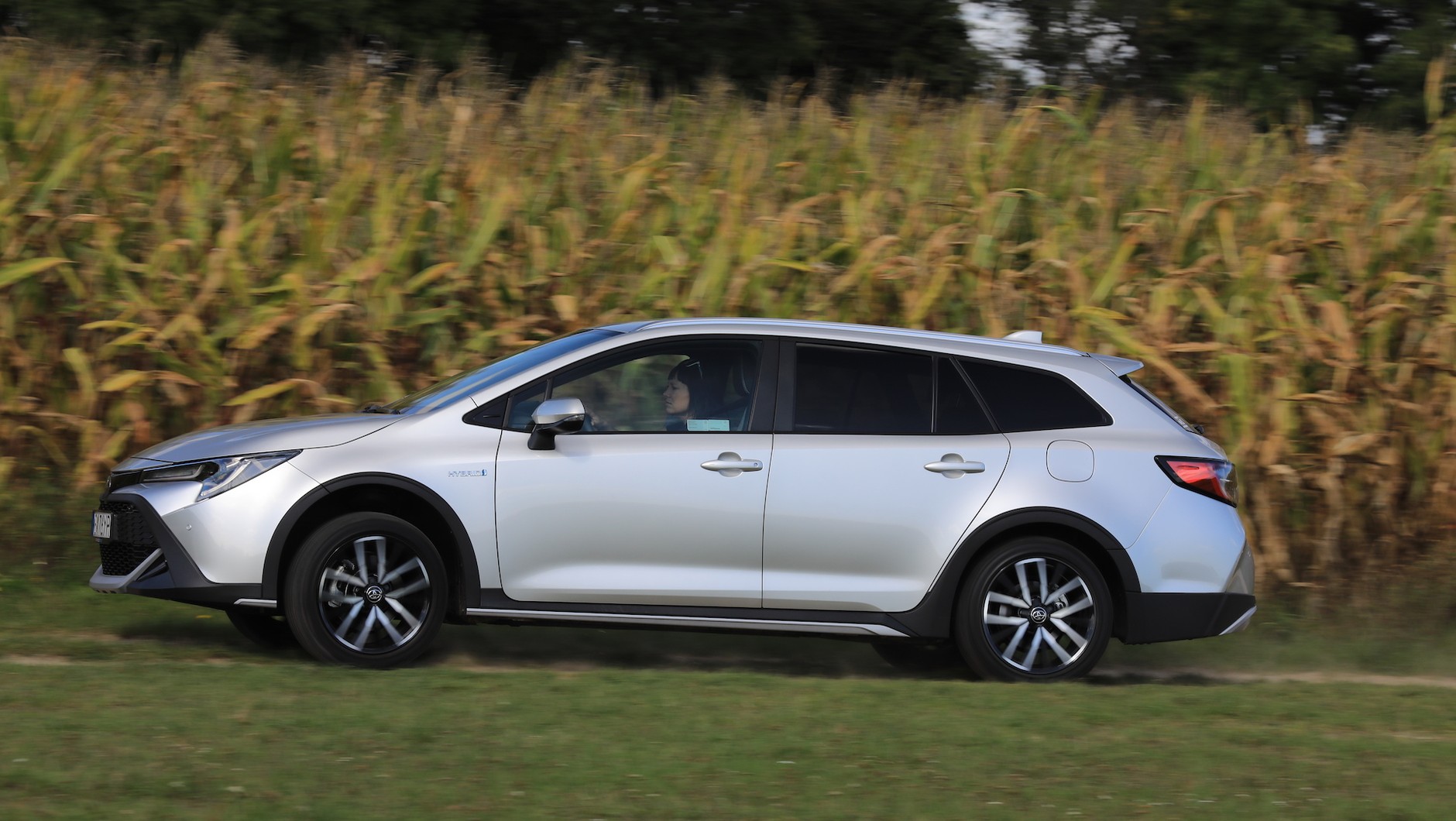 Szkoda, że Toyota nie oferuje Corolli z napędem 4x4 – platforma TNGA na to pozwala i taka opcja by do TREK-a pasowała.