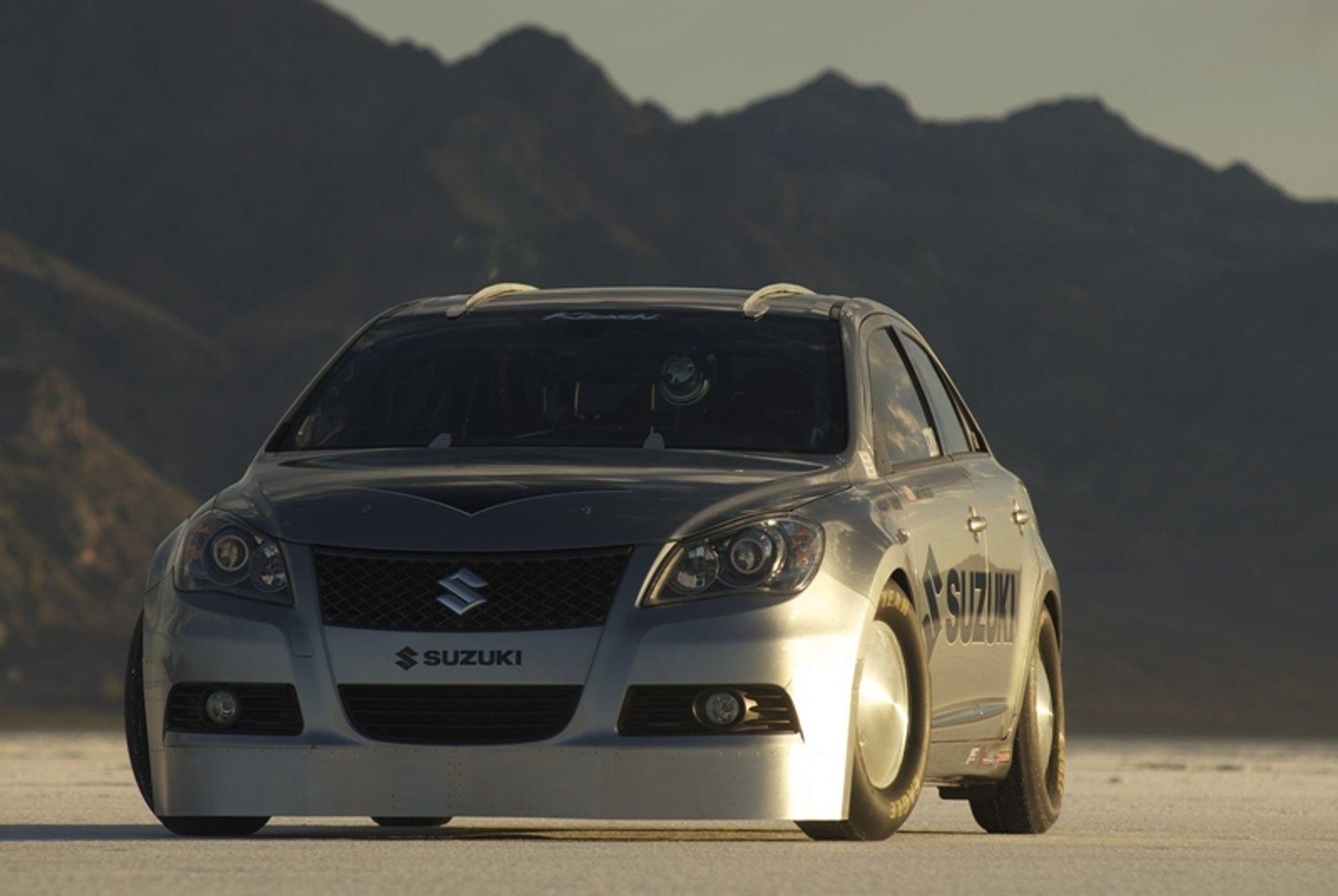 Suzuki Kizashi – 325 km/h w rodzinnym sedanie