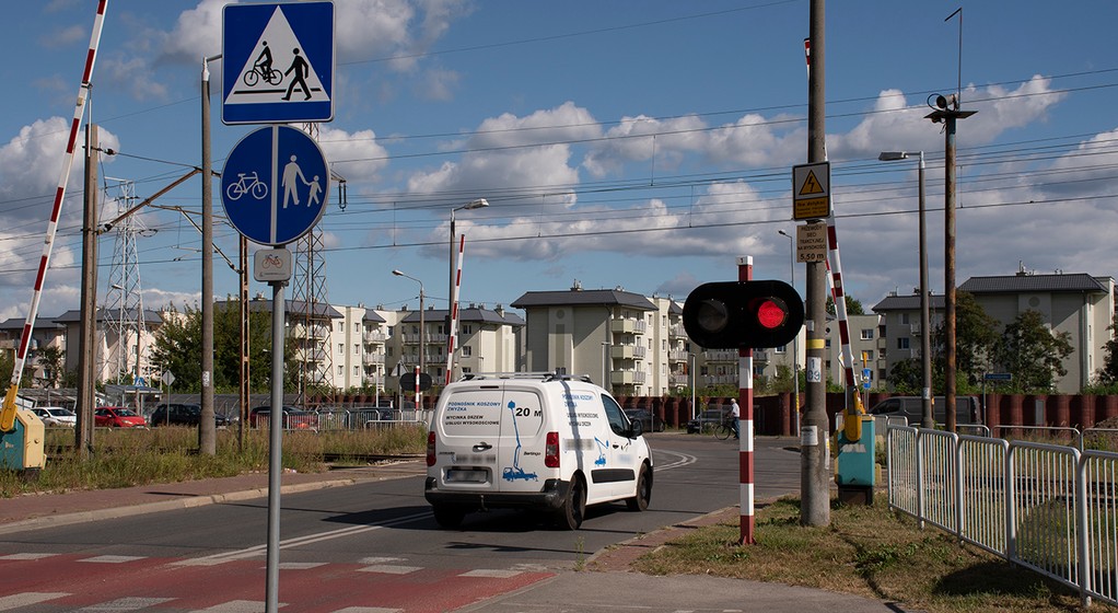 Wjazd na przejazd kolejowy na czerwonym świetle