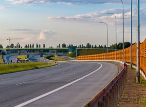 Ekrany akustyczne różnego typu i ciche nawierzchnie. Tak walczy się z hałasem na drogach