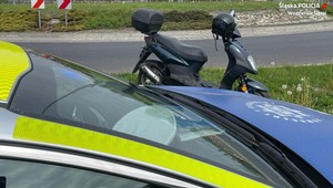 Kierowca motoroweru nie zdołał pokonać ronda. Dziwi fakt, że w ogóle dał radę jechać