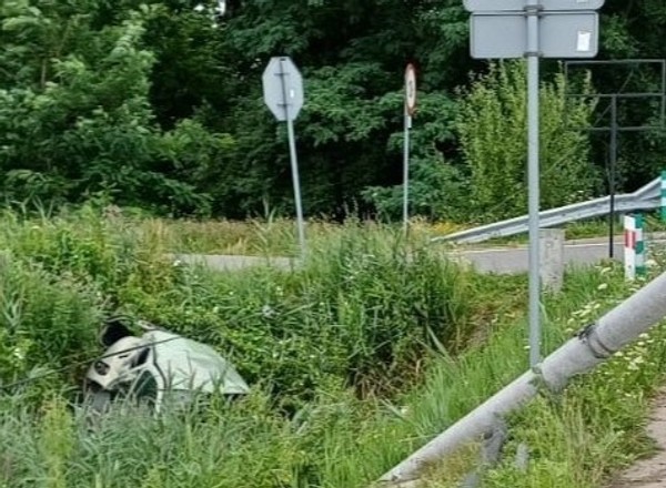 Ucieczka przed policją zakończyła się dachowaniem w rowie i interwencją helikoptera LPR. Ścigany miał na sumieniu nie tylko szybką jazdę