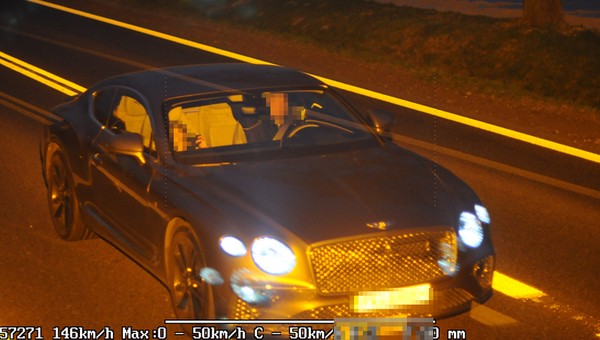 Jechał Bentleyem 146 km/h w terenie zabudowanym i chciał uniknąć odpowiedzialności