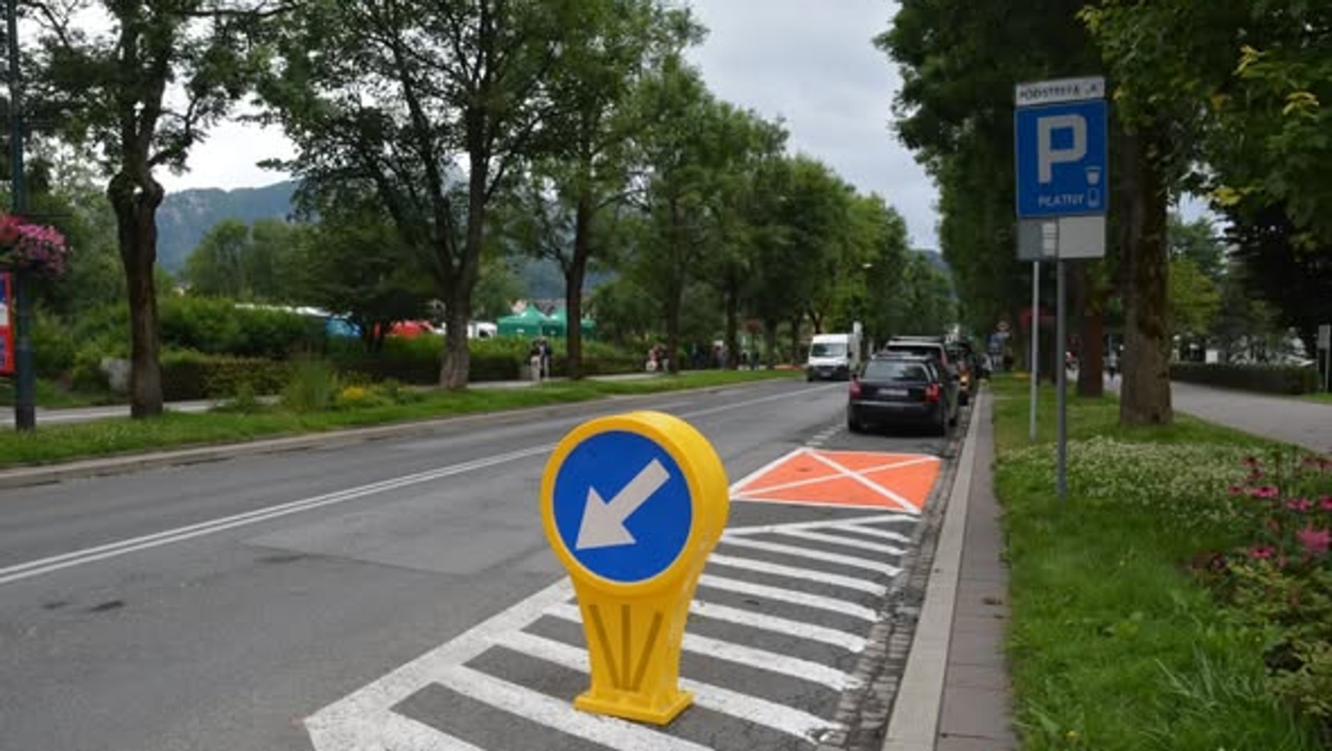 Pomarańczowe miejsce parkingowe - pomarańczowa koperta