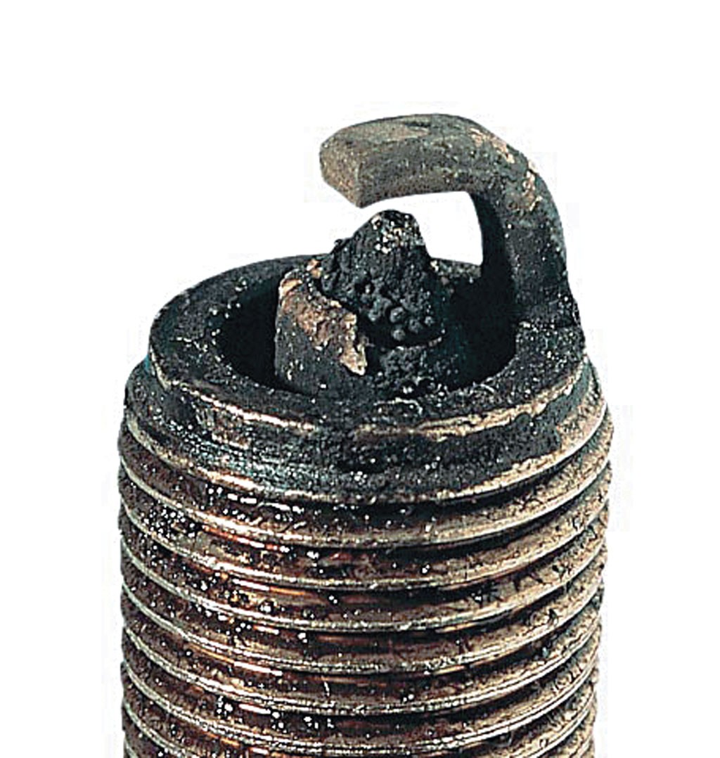 Stopiona elektroda - przyczyną topienia się środkowej elektrody jest termiczne przeciążenie przez niewłaściwie ustawiony zapłon. Z taką świecą może wypadać zapłon, silnik może tracić moc.