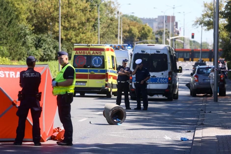 Samochód wjechał w przystanek na warszawskim Mokotowie. Dwie osoby nie żyją
