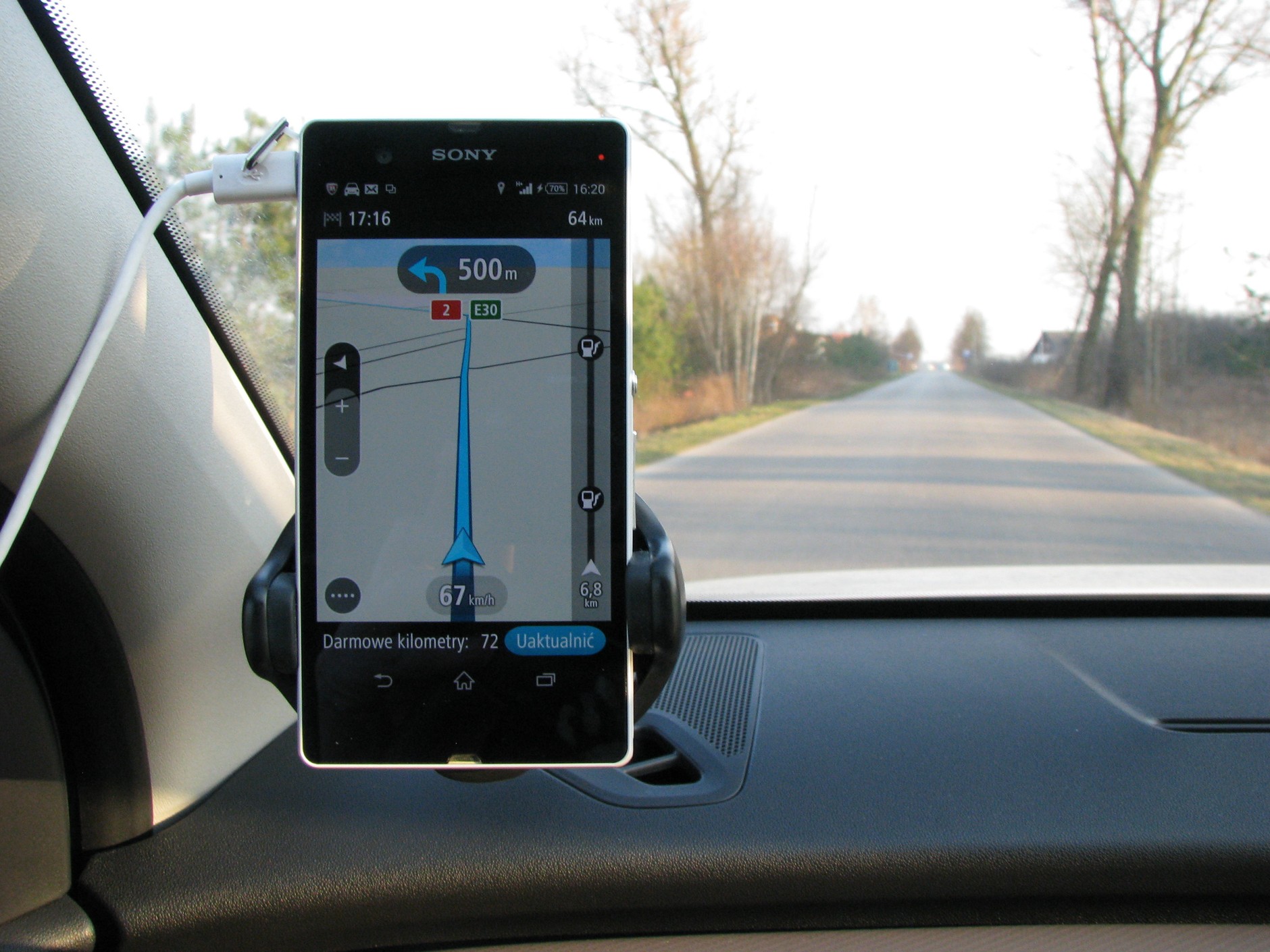 TomTom Go Android. Dostosowany do wyświetlania mapy w trybie pionowym jak i poziomym. Program i mapy za darmo: o ile jeździmy z nawigacją nie więcej niż 75 km miesięcznie.