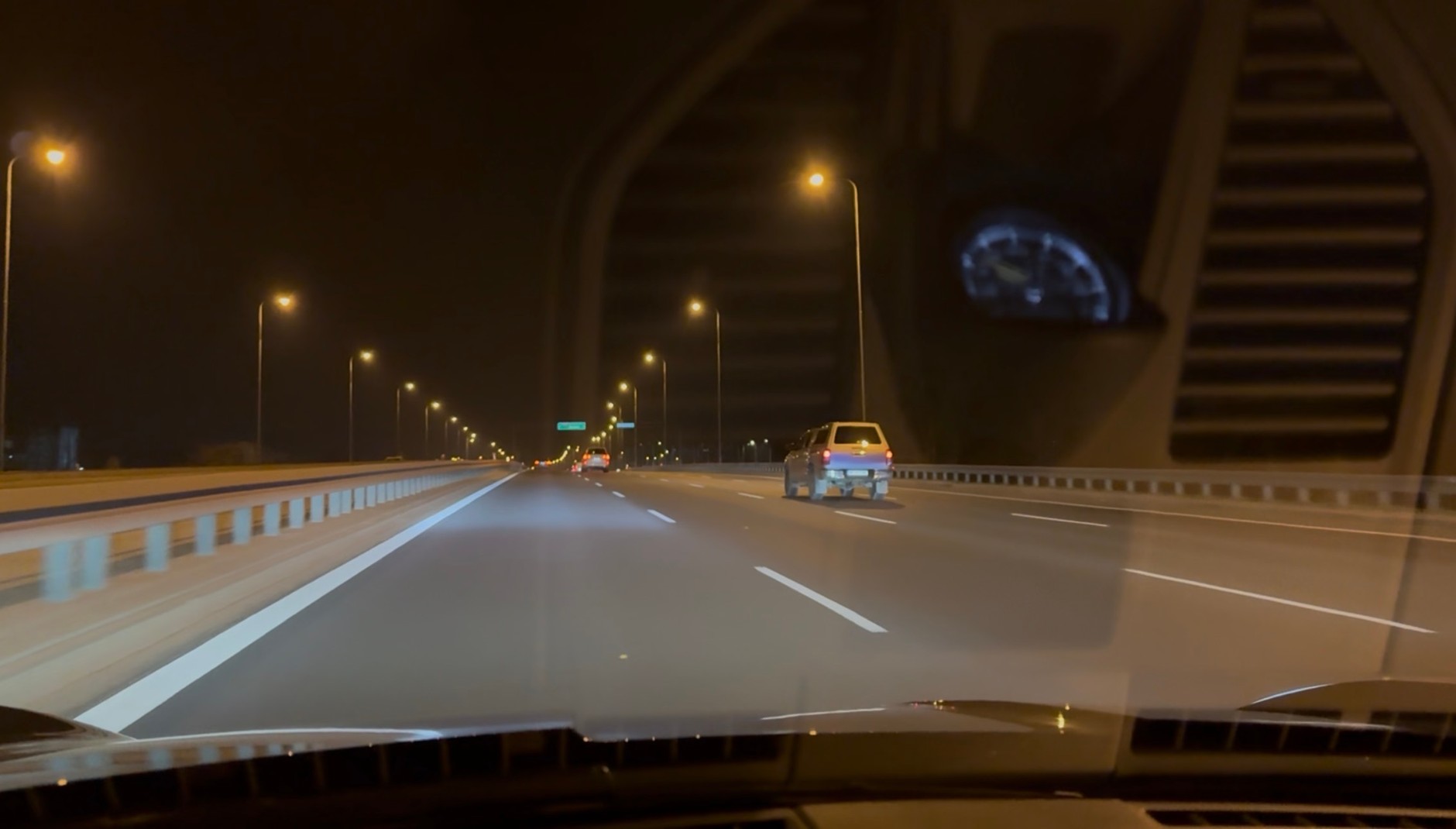 Reflektory matrix LED w niektórych samochodach potrafią robić "dywan świetlny" przed pojazdem