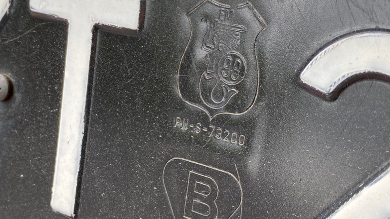 Czarne tablice - jakie auta wciąż je mają?