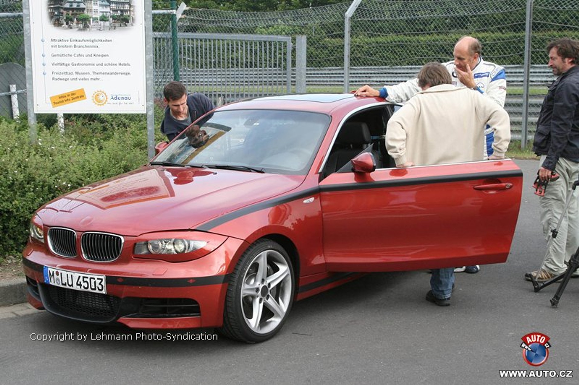 Zdjęcia szpiegowskie: Hans Joachim Stuck w BMW 1 Coupe na Nürburgring