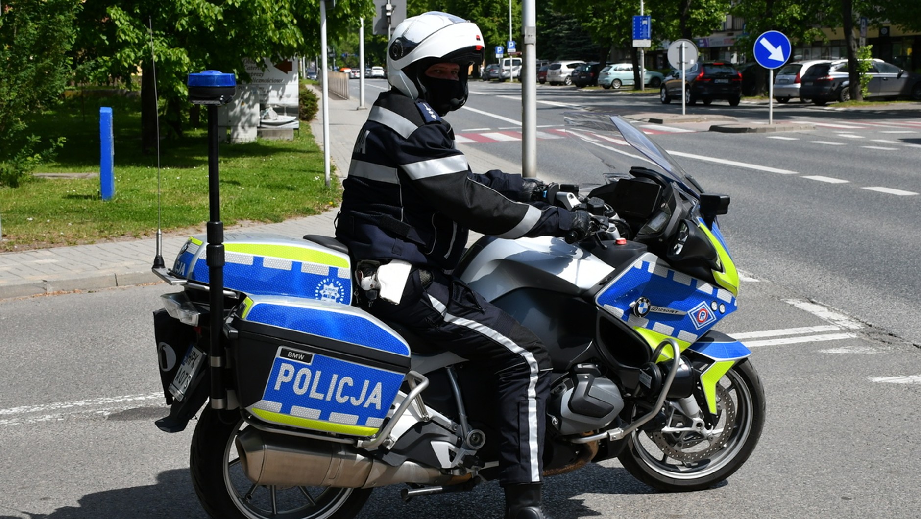 Funkcjonariusz i policyjny motocykl