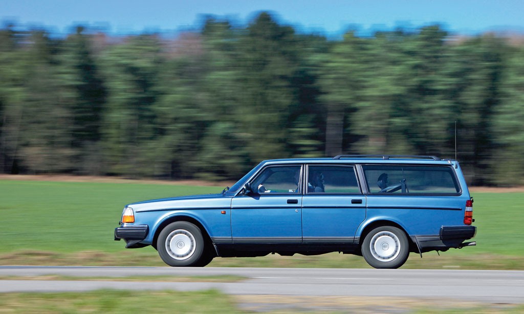 Volvo 240: w ciągu 19 lat produkcji zachowało klasyczny, oryginalny kształt, zmieniały się glównie detale.