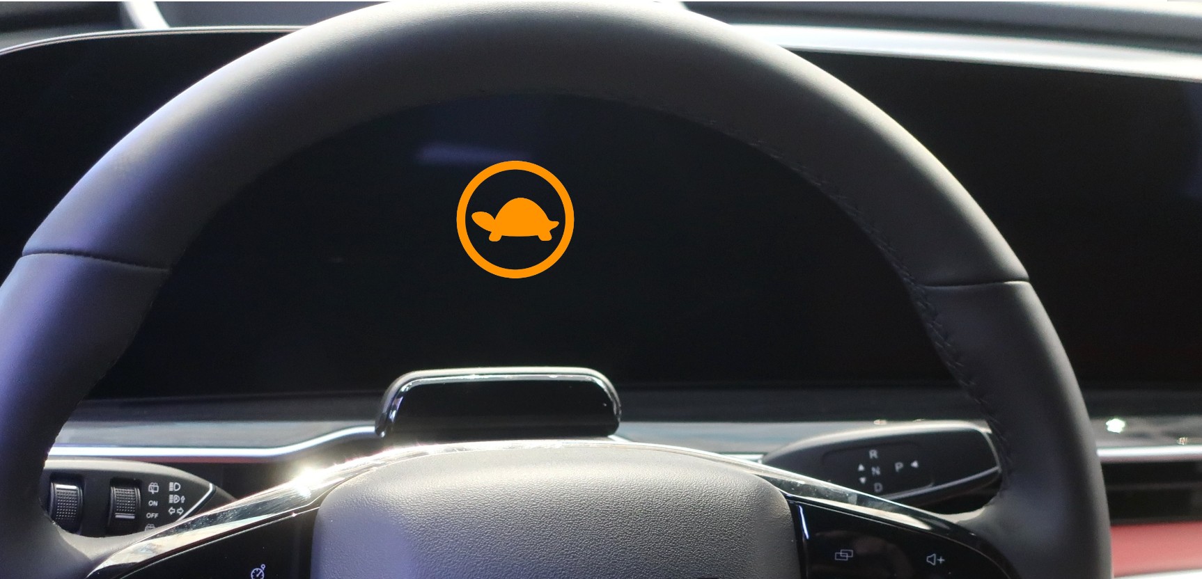 Kontrolka z żółwikiem to dla wielu kierowców nowość. To rodzaj trybu awaryjnego wymuszonego warunkami albo usterką, występuje w samochodach elektrycznych i w hybrydach plug-in.