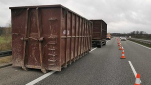Zostawił niemałą niespodziankę dla kierowców na S8. Policja musiała zwęzić trasę
