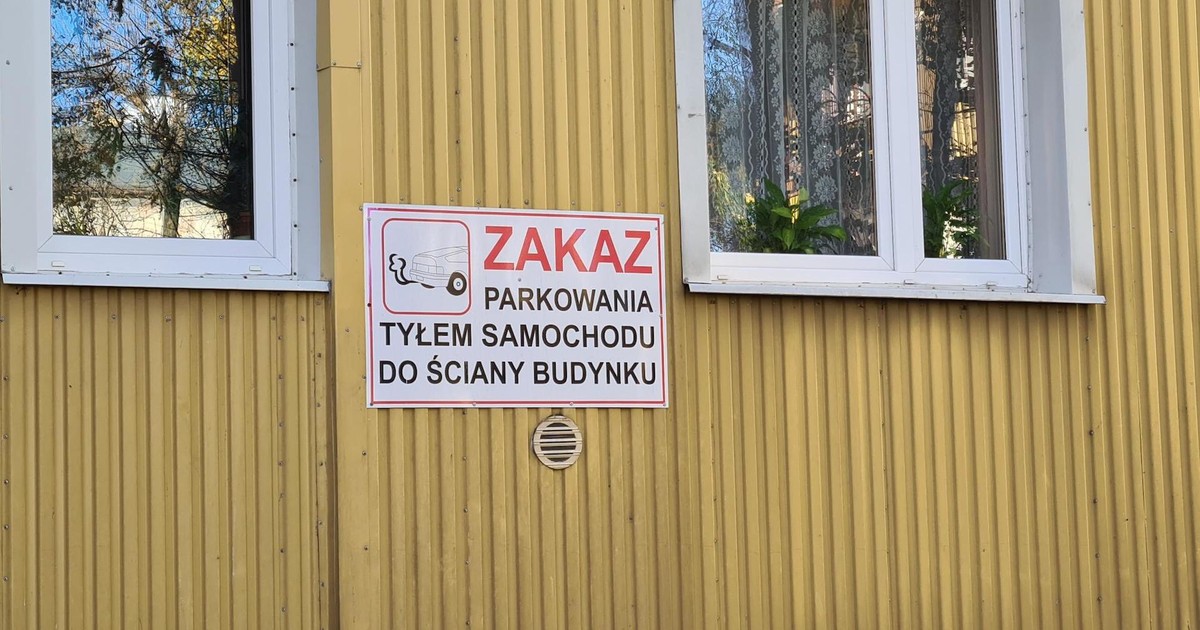 Tabliczka "zakaz parkowania tyłem do budynku"