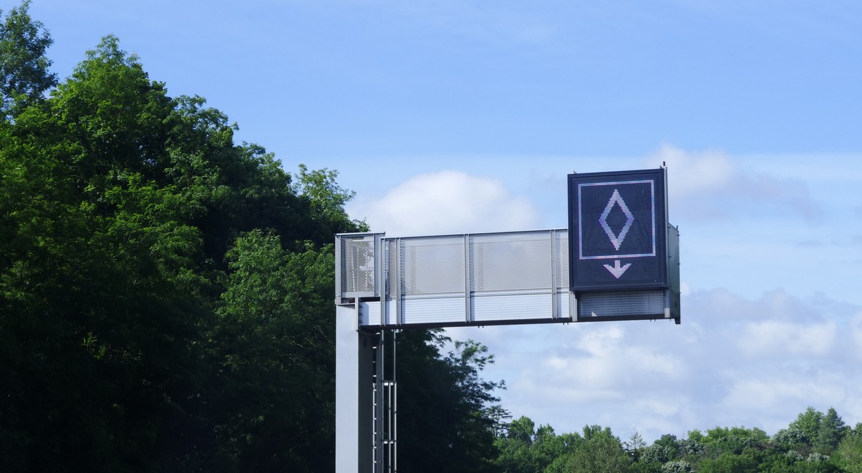 Nowy znak na francuskich autostradach. Kierowcy muszą uważać na biały diament