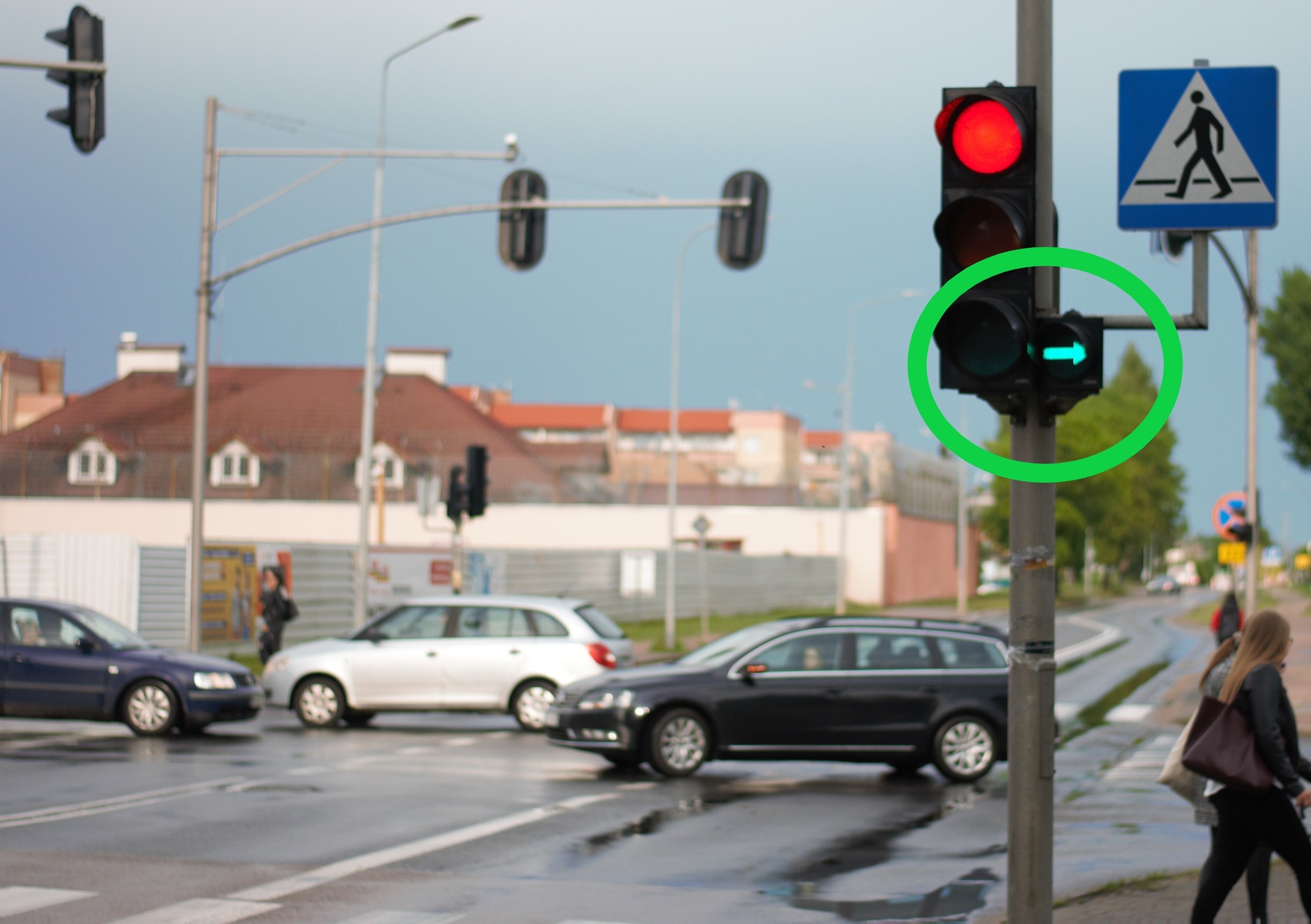 Zatrzymanie przed "zieloną strzałką" to nie dobra wola kierowcy, a obowiązek wynikający z przepisów