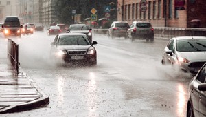 Tego nie rób, jadąc autem w trakcie burzy. Unikniesz kłopotów