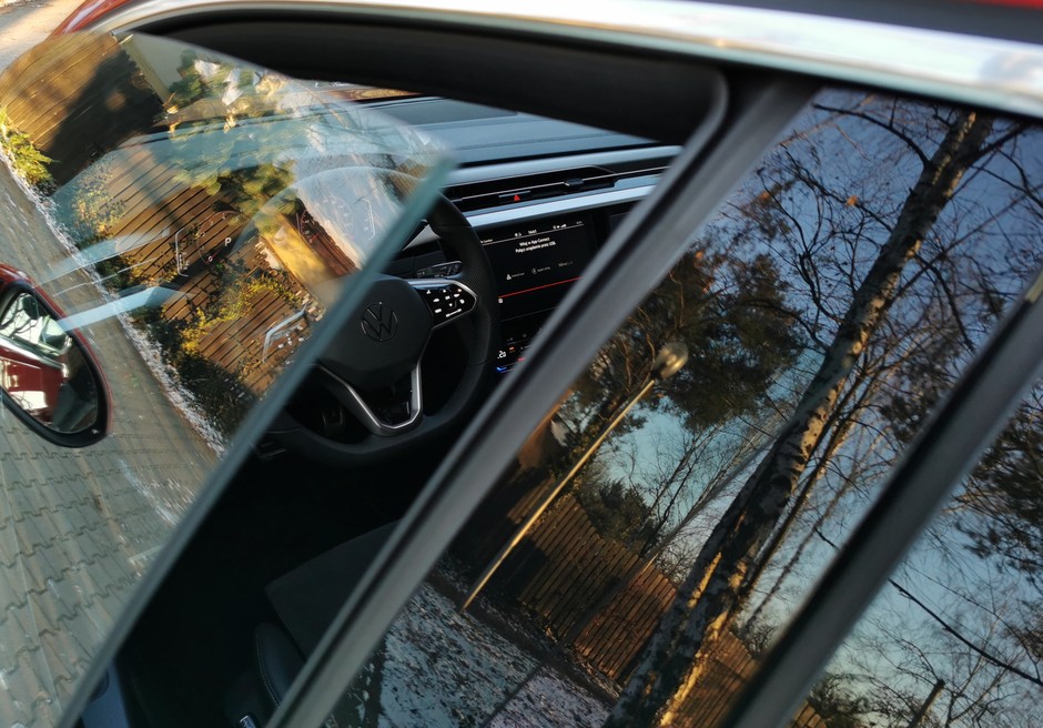 VW Arteon ma bezramkowe drzwi