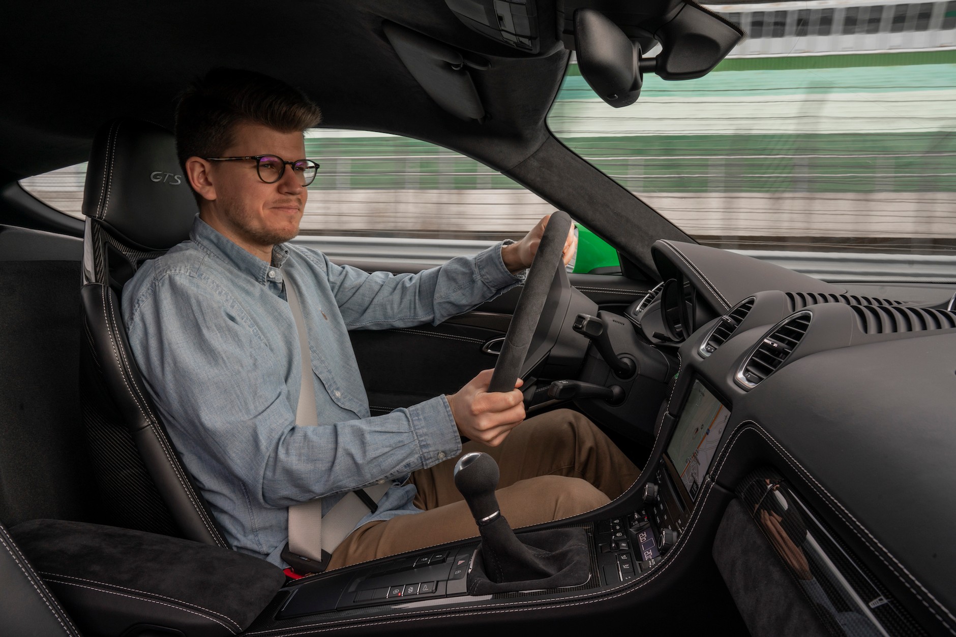 Nic mnie stąd nie wyciągnie. Poza chirurgiem w celu wycięcia nerki na handel...