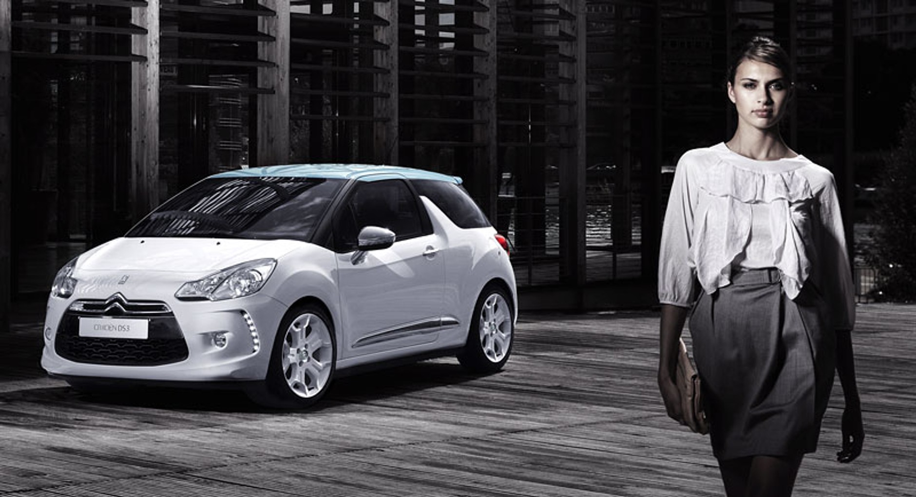 Dziewczyna i Citroen kuszą