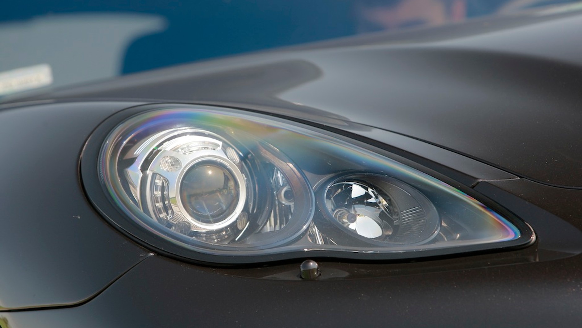 Reflektor Porsche przed modyfikacją utrudniającą kradzież