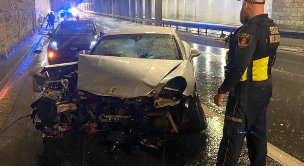 "Krajobraz jak po bitwie" na Trasie Łazienkowskiej. Kierowca Porsche uciekł