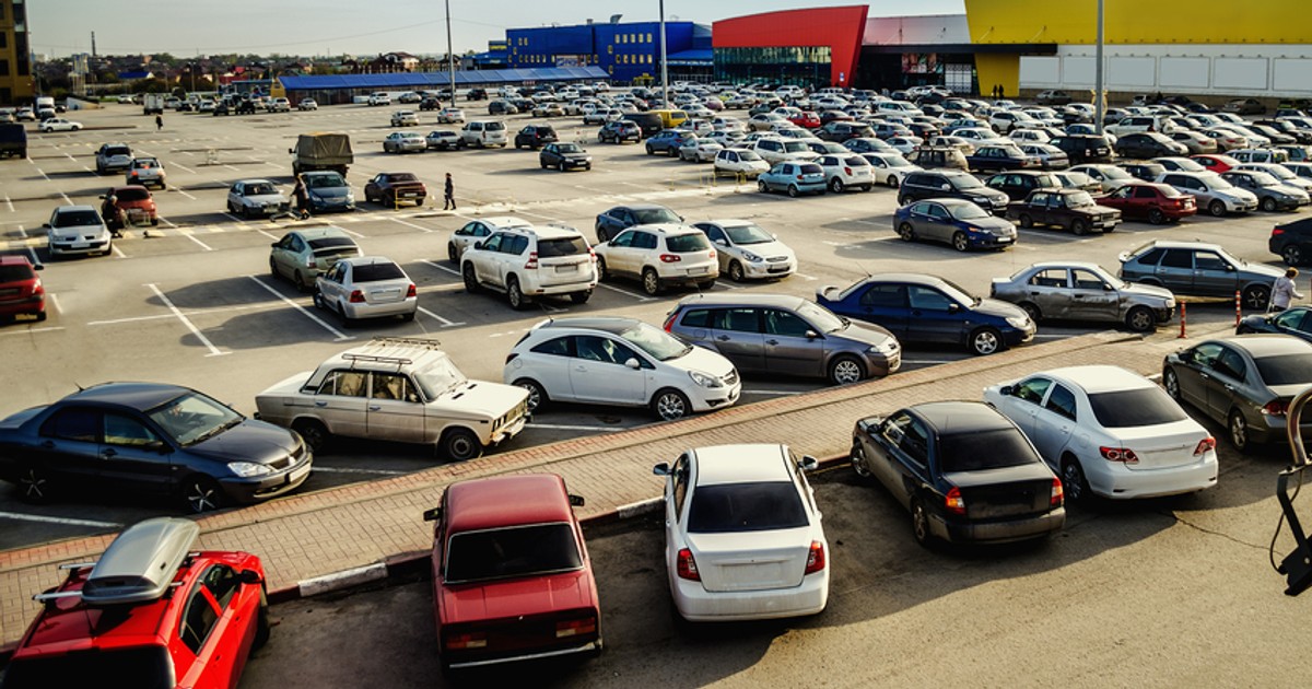 Gdy wjeżdżasz na parking przed sklepem, koniecznie zwróć uwagę na ten jeden znak (zdj. ilustracyjne)