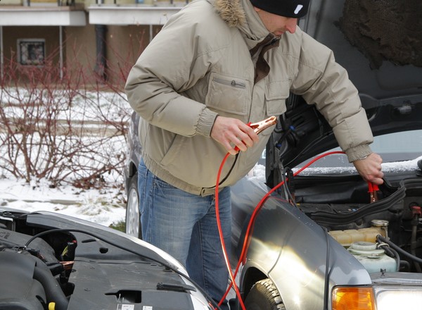 Odpalanie samochodu z kabli. Ten poradnik uratuje ci zimowy poranek