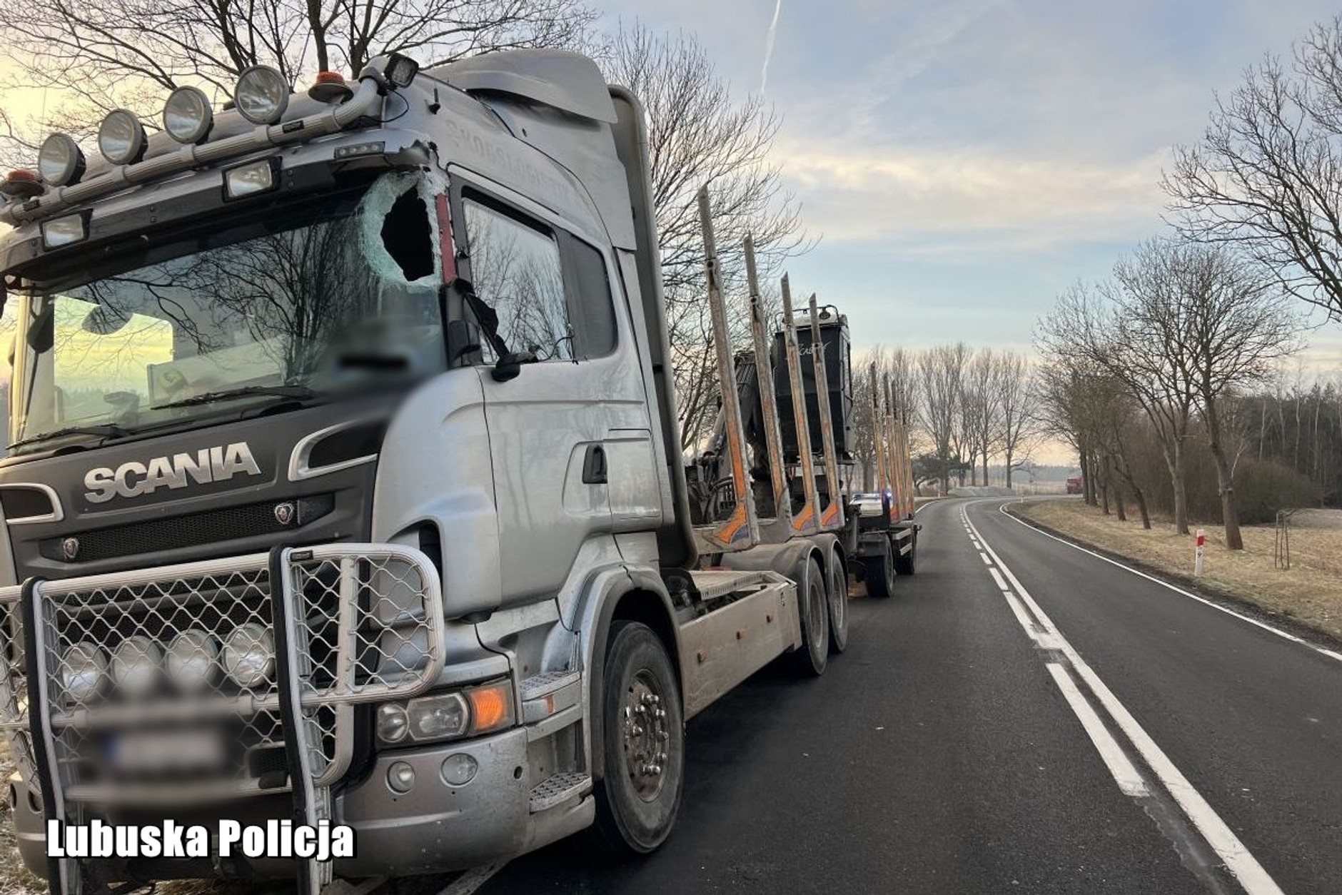 Bryła lodu przebiła przednią szybę Scanii