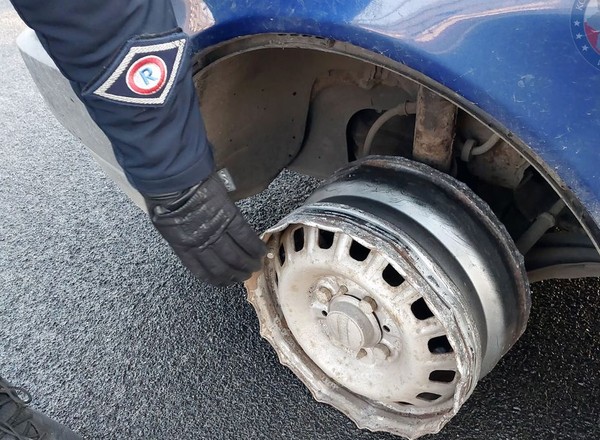 Kierowca Fiata jechał na feldze. Twierdził, że przewozi proszek do prania