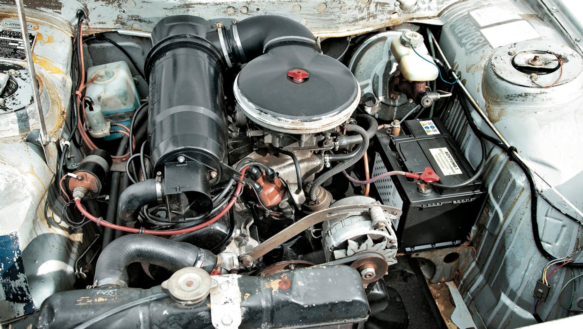 Peugeot 504 był napędzany silnikiem benzynowym 1.8 l o mocy 83 KM.