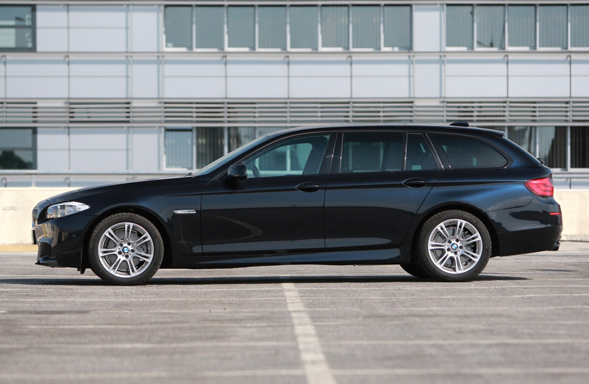 Skoda Superb kontra BMW serii 5 i Mercedes klasy E: czy Skoda okaże się lepsza od Mercedesa i BMW?