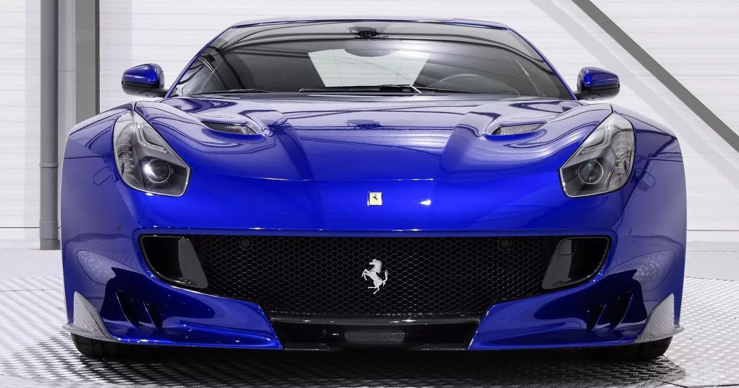 Elektryzująco niebieskie Ferrari F12dtf na sprzedaż