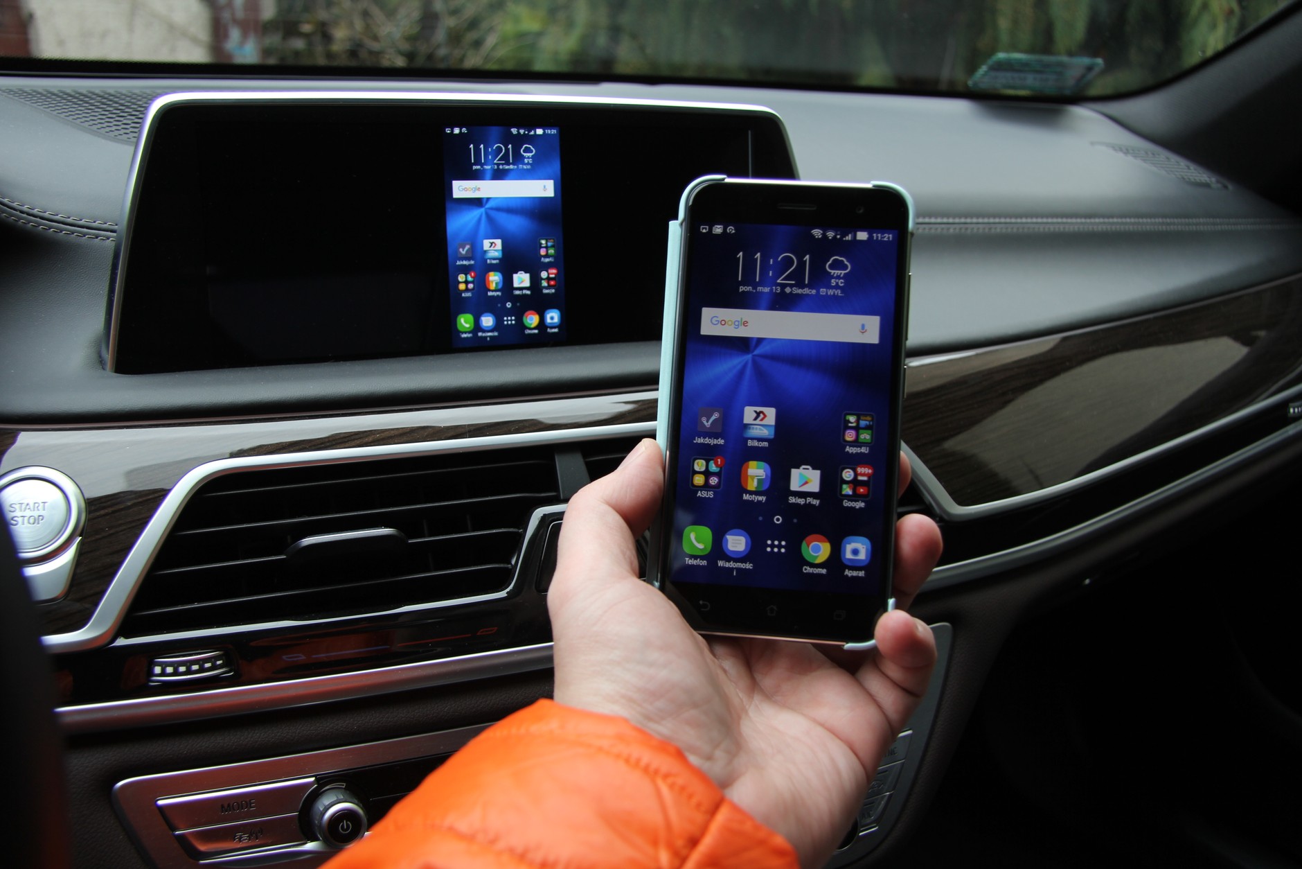 Główne menu telefonu z podstawowym pulpitem