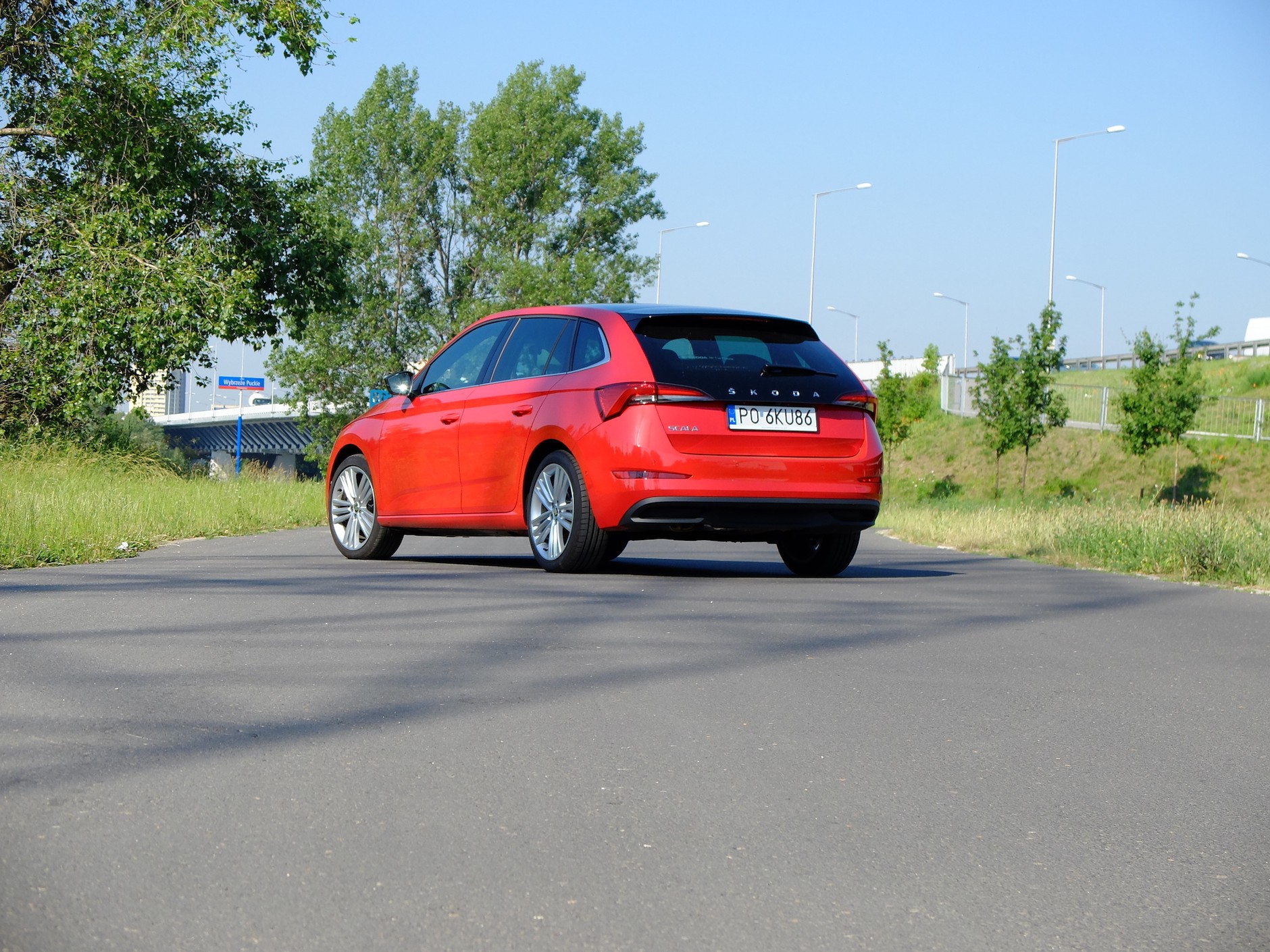Skoda Scala Style 1.5 TSI: zwróćcie uwagę na efektownie wydłużoną tylną szybę – to nie jest element seryjny, tylko opcja wymagająca dopłaty 1000 zł, ale opłaca się kupić cały pakiet  obejmujący m.in. panoramiczny dach