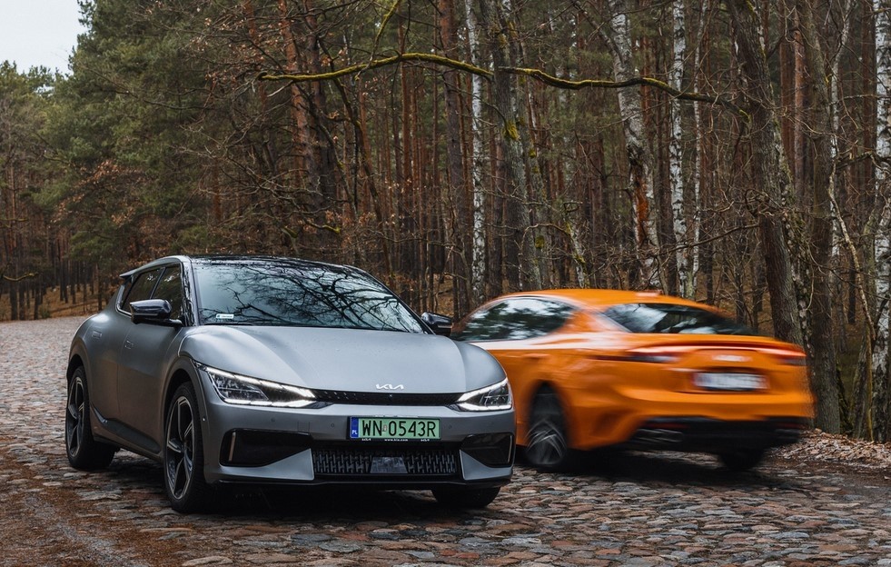 Kia EV6 GT (po lewej) i Kia Stinger V6 (po prawej)