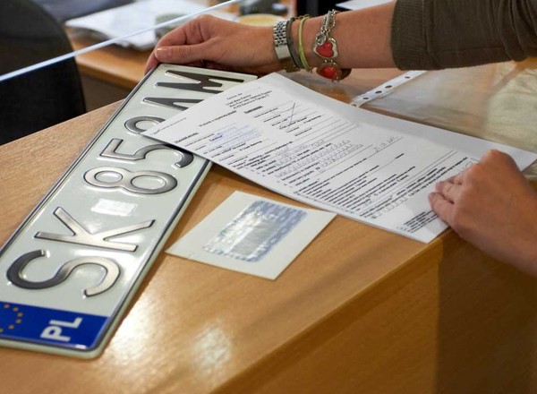 Zostało tylko pół roku. Kierowcom odejdzie jeden obowiązek z tablicami rejestracyjnymi