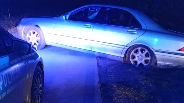 Syn ugrzązł, ojciec chciał pomóc. Obaj staną przed sądem