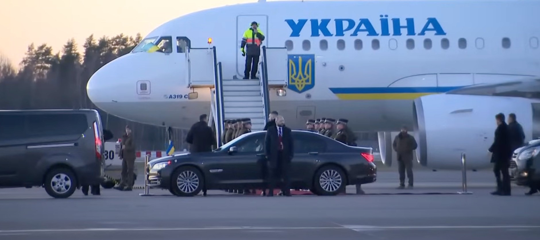 Pancerne BMW łotewskich służb podczas oficjalnej wizyty Wołodymyra Zełenskiego w Rydze.