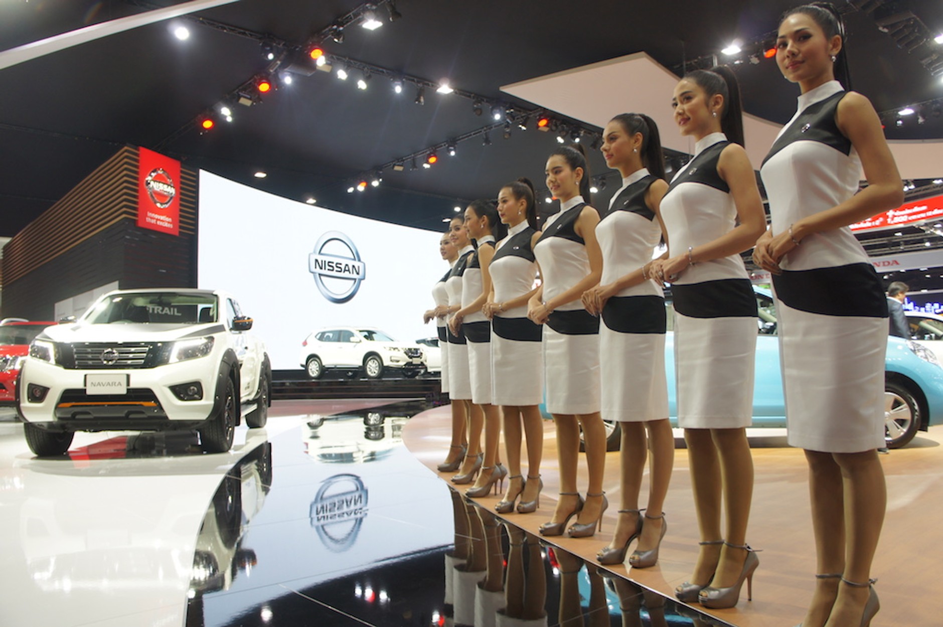 Salon w Bangkoku – modelki i samochody