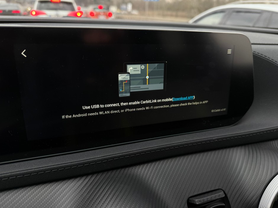 Po ściągnięciu dedykowanej aplikacji mamy typowy system "Mirror Link"